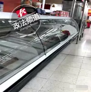 食品柜台货架空空如也,也看不到导购人员的身影