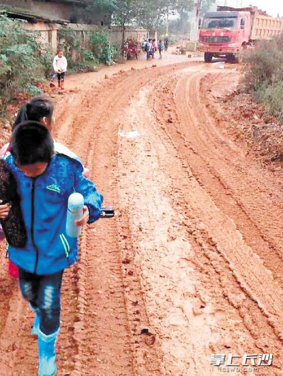 每逢下雨天，开福区朝阳小学的部分学生就要踏着这样的泥泞路上学。 网友供图