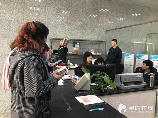 (店里面时不时有市民前来收发快递。)