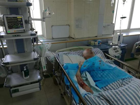 躺在重症监护室里的曾爹