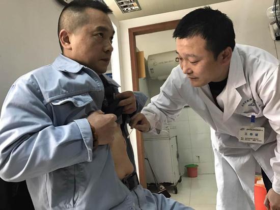 卢建明的腹部也被咬伤