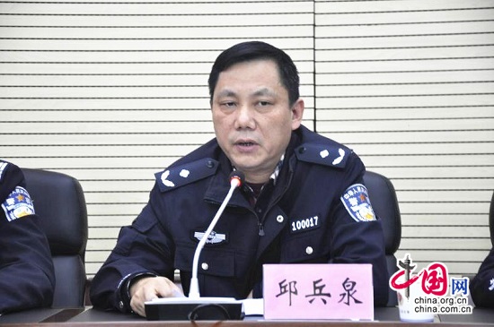 市公安局交警支队支队长邱兵泉作“百日会战”全面介绍（熊欣摄）