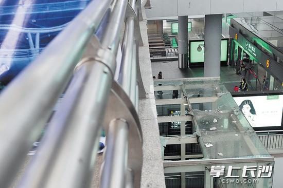 (大块水泥掉落，砸碎了玻璃，伤及2名在楼梯间的行人。长沙晚报记者 王志伟 摄)