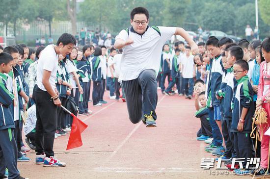 优质民办学校兴起,进一步丰富了教育供给。图为青竹湖湘一外国语学校学生在进行体育运动会。 长沙晚报通?#23545;?周发荣摄