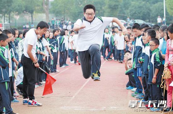 优质民办学校兴起，进一步丰富了教育供给。图为青竹湖湘一外国语学校学生在进行体育运动会。　　长沙晚报通讯员 周发荣摄