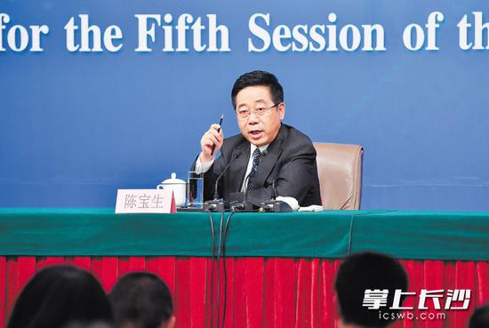 3月12日,教育部部长陈宝生在回答记者提问。 新华社发