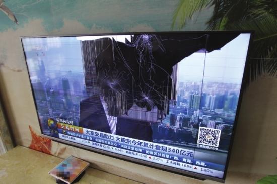 3月14日，湘潭翰林居小区，客厅里破损的电视机。图/记者金林