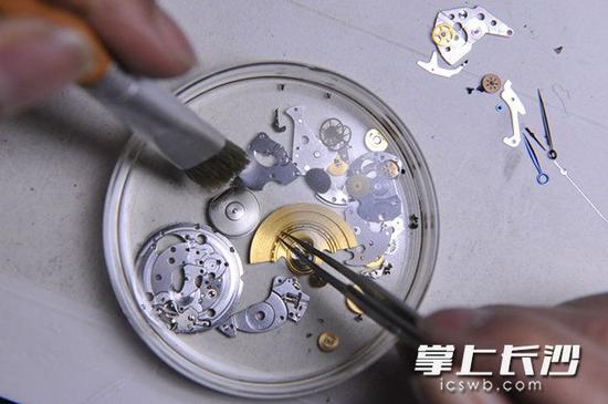 方寸修表桌,人生大舞台。四十多年前,龚道国用人生第一块手表换来的修表工具,大多数至今仍在正常使用。 长沙晚报记者 小刘军 摄