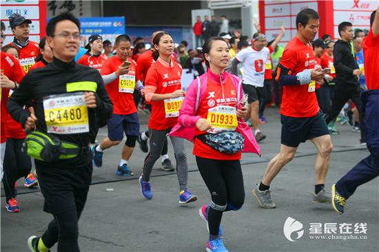 2016年长沙国际马拉松赛，2万多来自世界各地的马拉松爱好者参赛