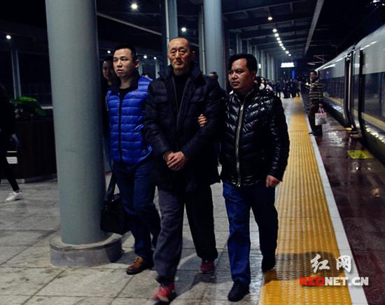 潜逃14年后,涉嫌诈骗的朱小杰被押解回娄底。