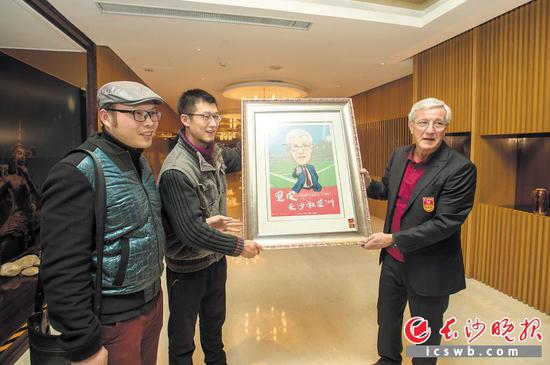 天利湘绣公司将一幅卡漫绣像送给国足主教练里皮，收到这份意外礼物的“银狐”感到特别高兴。