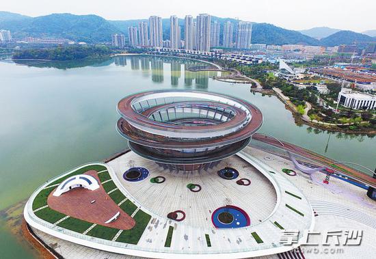 近日，位于梅溪湖西岸的城市岛项目正式完工。长沙晚报记者 王志伟 摄