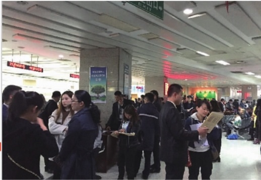3月29日，长沙市不动产登记中心德政园分点人满为患，二手房过户火爆。 记者 卜岚 摄