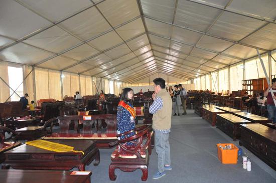 丝绸服装、红木家具展销会在贺龙体育馆举行