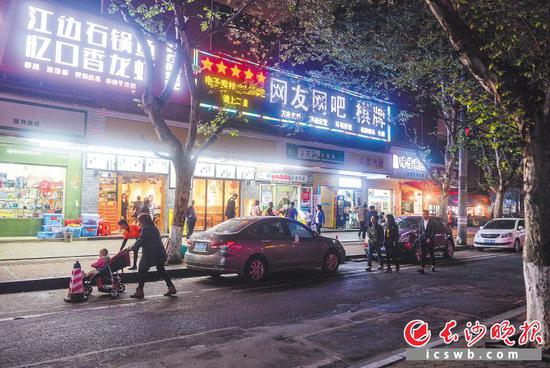 整治后的望月湖街道月宫街夜市道路两边干净整洁