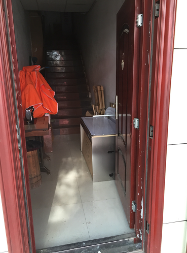 李红喜称事发时,向彬榮头指向门锁方向。向彬榮家属供图