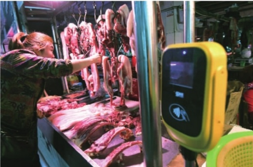 4月13日，长沙市荷花池菜市场，市民在买肉。这个市场很多铺面都装了刷卡机，市民买肉买菜刷卡还可以享受相关优惠。记者田超摄