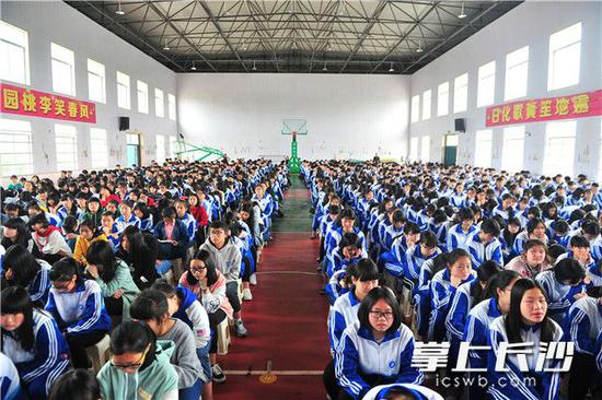 台下,同学们静静地听着刘金甫讲述自己的励志故事。长沙晚报记者 贺文兵 摄