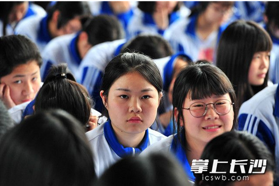 台下,同学们静静地听着刘金甫讲述自己的励志故事。长沙晚报记者 贺文兵 摄
