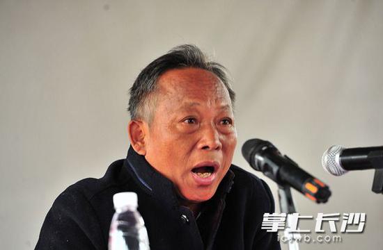刘金甫在宁乡二中给校友讲述自己的励志故事。长沙晚报记者 贺文兵 摄