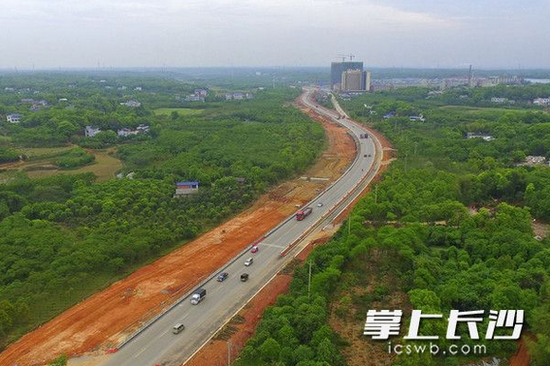 北横线宁乡大道北延段是长沙南北横线首发段,目前工程量已完成70%,计划今年9月底全部通车。 长沙晚报记者 王志伟 摄