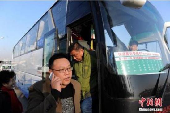 ↑资料图：乘客乘坐北京快速直达专线47路。