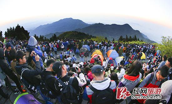 “五一”小长假3天,湖南旅游接待人数创历史新高。图为小长假期间的南岳衡山。 曹正平摄