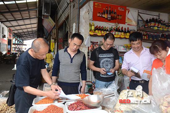 5月3日，长沙市盐务管理局联合有关执法部门在望城开展食盐市场专项巡查活动。