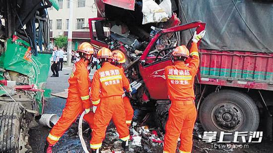 事故发生后，消防官兵赶至现场救援。消防供图