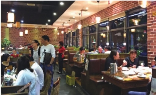 5月8日,在芙蓉区嘉雨路附近的某湘菜馆,记者发现菜单上的“半份菜”已不见踪迹。 记者 卜岚 摄