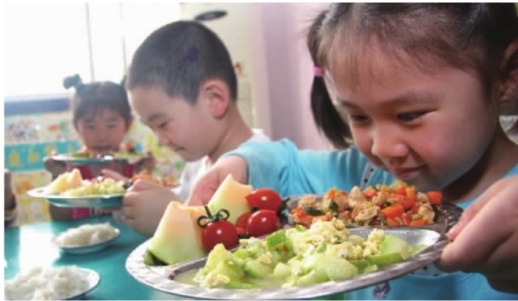 幼儿园的孩子们在品尝营养餐。疾控专家指出湖南人多油多盐有害健康,提出了食物搭配建议。(资料图片)
