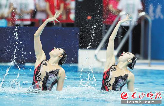 湖南队选手孙文雁、李晓璐在双人自由自选比赛中。 　　新华社发