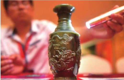5月19日，工作人员展示用香花玉雕制的艺术品。 记者 郭立亮 摄