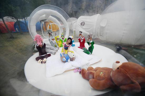 孩子们与工作人员装扮成白雪公主与七个小矮人在泡泡屋内玩起了玩偶
