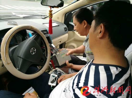执法人员对出租车计价器进行检查。(资料图)