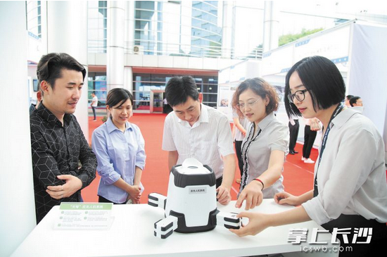 昨日举行的湖南军民深度融合发展推进会企业展览上,长沙高新区企业华诺星空的反无人机系统受到关注。 长沙晚报记者余劭劼通讯员袁路华摄影报道