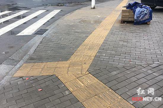 盲道撞上彩票亭续 湘潭霞光西路一彩票亭阻碍