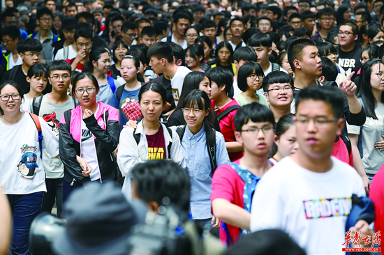 今年，中国社会科学院大学、厦门医学院等院校首次登陆湖南招生。记者 田超 摄