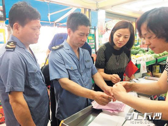 昨日，长沙食药监部门开展校园周边食品安全“护苗行动”，检查了两所学校周边的涉食单位。　　长沙晚报记者 周辉霞 摄