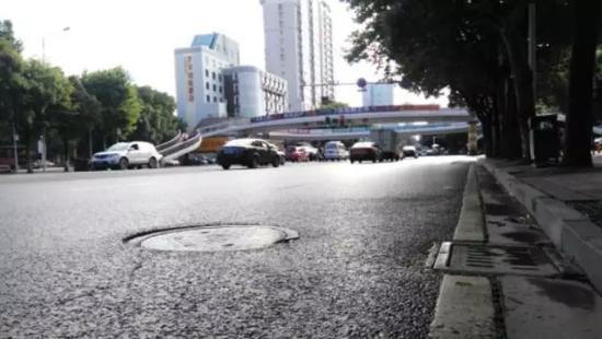 在中心城区的丹阳天桥附近车辆通行畅通，道路的排水能力经受住了强降雨的检验。 本报记者 焦阳 摄  