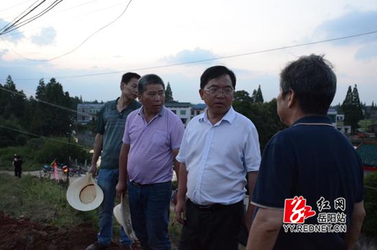 连日来,湘阴县委书记汪灿(右二)现场坐镇防汛指导。