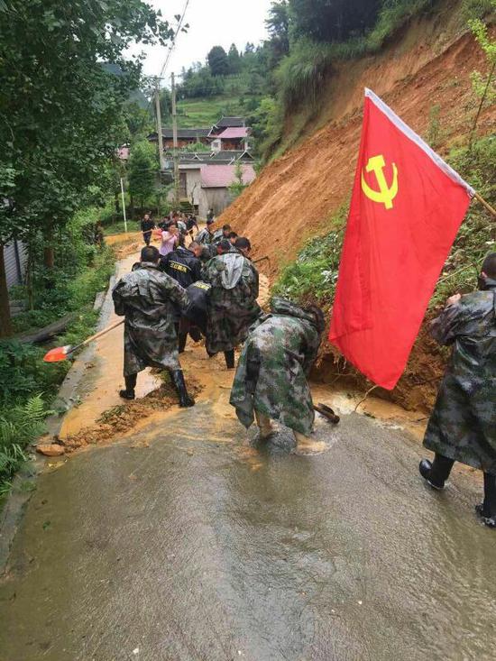 一个支部一个堡垒,一个党员一面旗帜,溆浦县三江镇党委政府在洪灾中活用“两学一做”,赢得了民心。