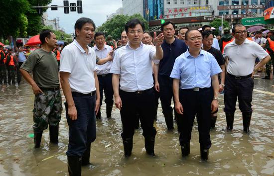 灾情发生后,湖南省委常委、省委组织部部长王少峰(中),怀化市委书记彭国甫(前排右一)等省市县领导第一时间赶赴洪灾现场,指挥部署抗洪抢险工作,强调一定要保证人民群众生命安全。