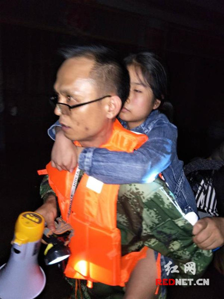 李文毅背出被困的小女孩。