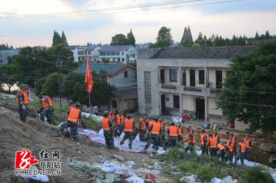 湖南各方力量在湘阴支援抢险。