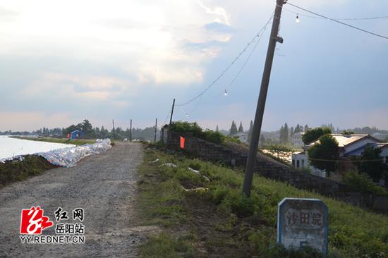 3日晚上7点,湘阴县岭北镇沙田垸防洪大堤临时搭建的路灯准时亮了起来,为夜晚忙碌的身影照明。