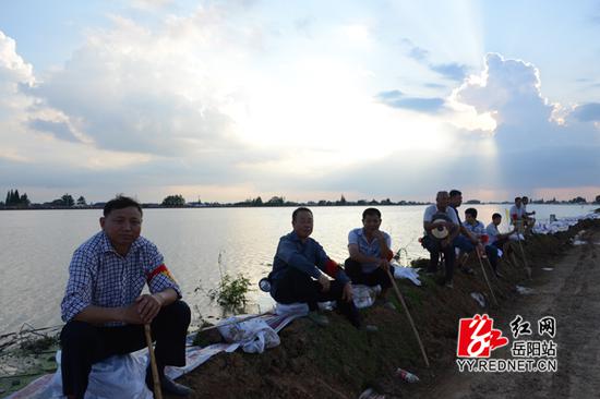 当地按照一线防洪大堤每公里30人(每班次10人)的标准换班巡查。