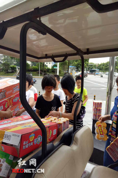湘江边上出现了一群特殊的身影，一群小学生自发募捐零花钱，为救援人员送上凉茶、八宝粥等慰问物资