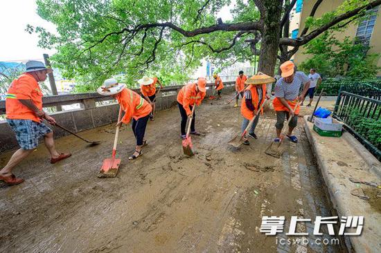 环卫工人正在清理湘江风光带沿线积泥、积沙。照片均为长沙晚报记者 陈飞 摄