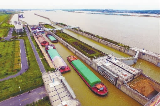 7月10日，湘江长沙综合枢纽，几艘货船有序通过2号船闸。 湖南日报记者 田超 摄